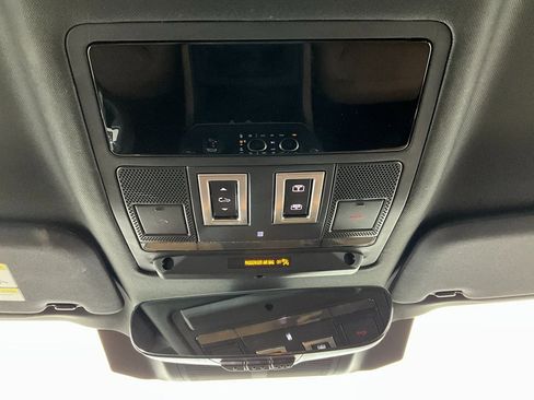 Used 2023 Land Rover Defender 110 SE image 13