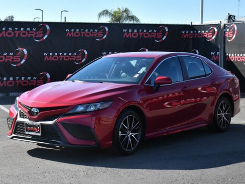 Used 2024 Toyota Camry SE image 3