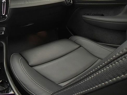 Used 2025 Volvo XC40 B5 Plus image 20