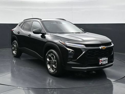 Used 2025 Chevrolet Trax LT w/ LT Convenience Package FWD image 4