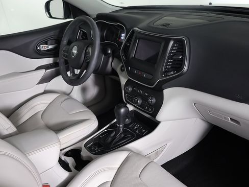 Used 2021 Jeep Cherokee Latitude Lux w/ Mopar Interior Package image 24