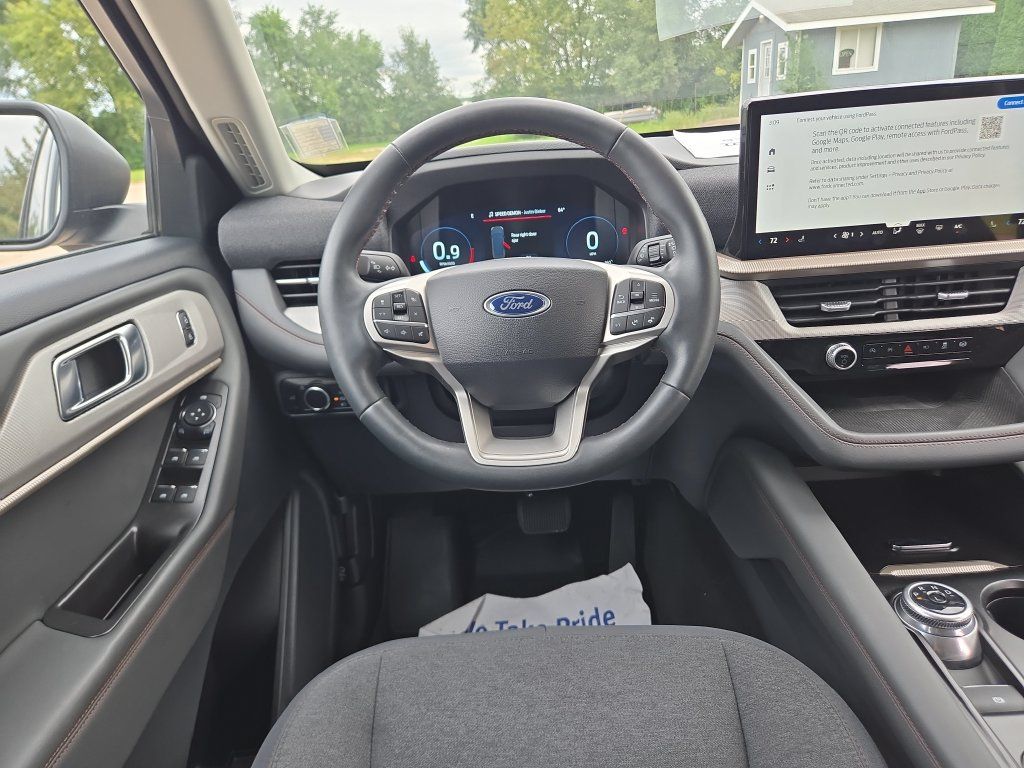 Used 2025 Ford Explorer Active AWD/4WD image 12
