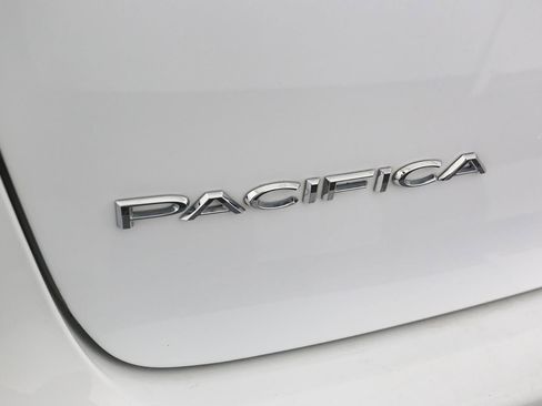 Used 2024 Chrysler Pacifica Touring-L image 10