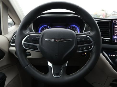 Used 2023 Chrysler Pacifica Touring-L image 11