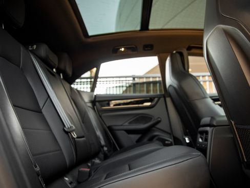 Certified 2025 Porsche Macan Electric RWD image 40