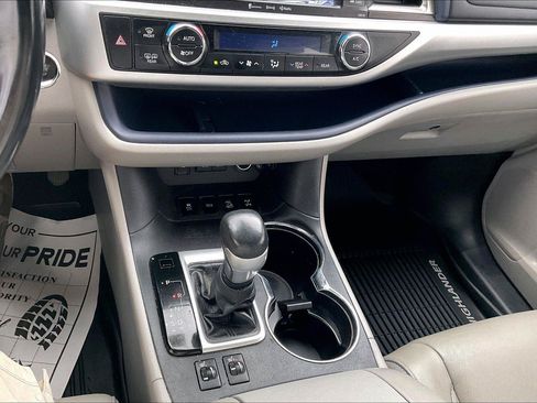 Used 2018 Toyota Highlander XLE AWD/4WD image 32