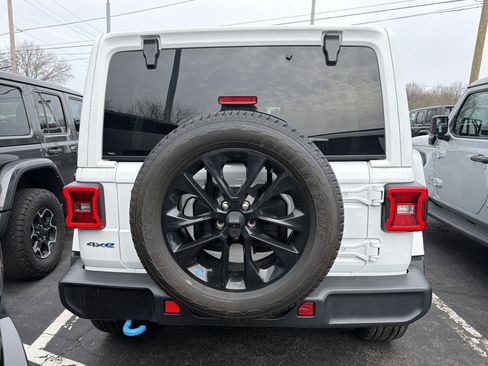 Used 2023 Jeep Wrangler Unlimited Sahara w/ Cold Weather Group AWD/4WD image 7