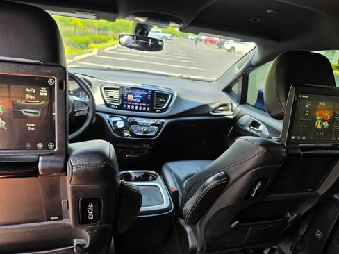 Used 2018 Chrysler Pacifica Touring-L Plus w/ S Appearance Package FWD image 34