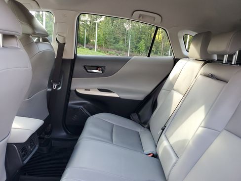 Used 2024 Toyota Venza Limited image 12