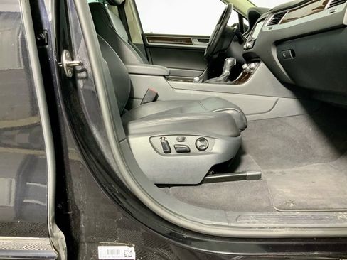 Used 2016 Volkswagen Touareg TDI image 36