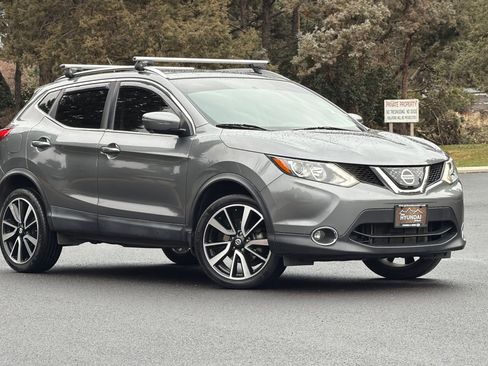 Used 2018 Nissan Rogue Sport SL image 2