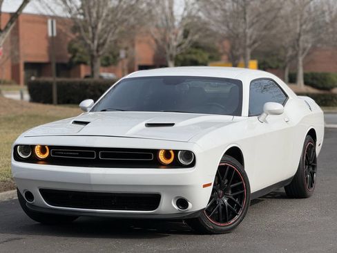 Used 2018 Dodge Challenger SXT image 1
