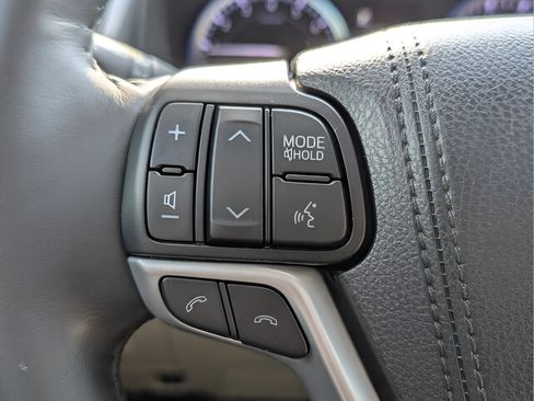 Used 2019 Toyota Highlander XLE FWD image 24
