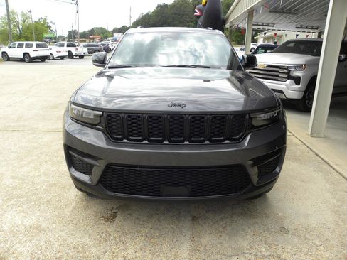 Used 2024 Jeep Grand Cherokee Altitude AWD/4WD image 2