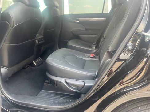 Used 2021 Toyota Highlander Platinum FWD image 11