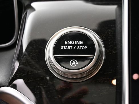 Used 2025 Mercedes-Benz GLC 300 4MATIC image 8