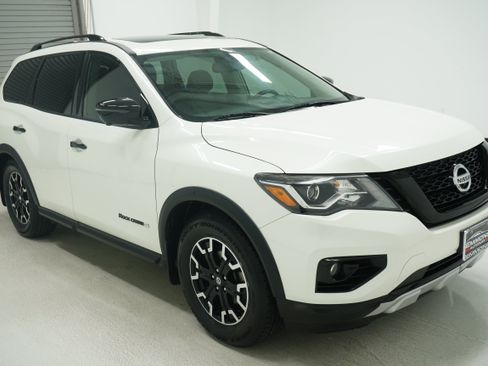 Used 2020 Nissan Pathfinder SL FWD image 3