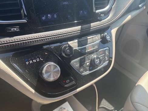Used 2017 Chrysler Pacifica Limited w/ UConnect Theater Package FWD image 53