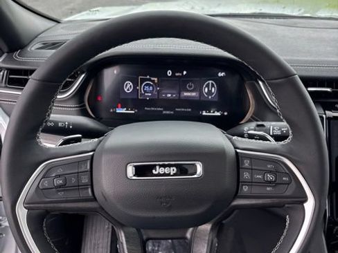 Used 2025 Jeep Grand Cherokee Limited w/ Luxury Tech Group II AWD/4WD image 10
