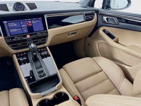 Certified 2025 Porsche Macan image 27