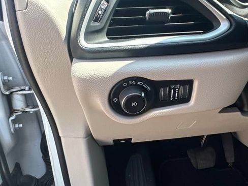 Used 2020 Chrysler Pacifica Touring-L Plus FWD image 15