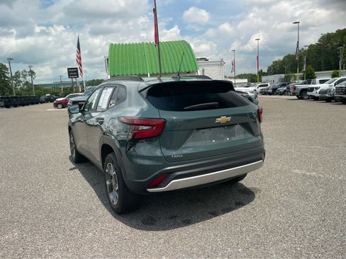 Used 2025 Chevrolet Trax LT FWD image 7