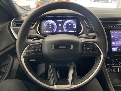Used 2025 Jeep Grand Cherokee Altitude AWD/4WD image 34