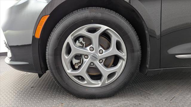 Used 2023 Chrysler Pacifica Limited FWD image 32