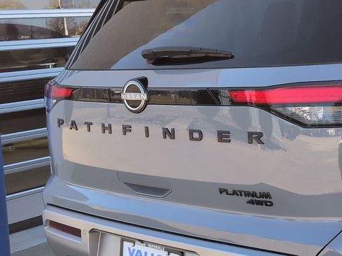Used 2024 Nissan Pathfinder Platinum image 32