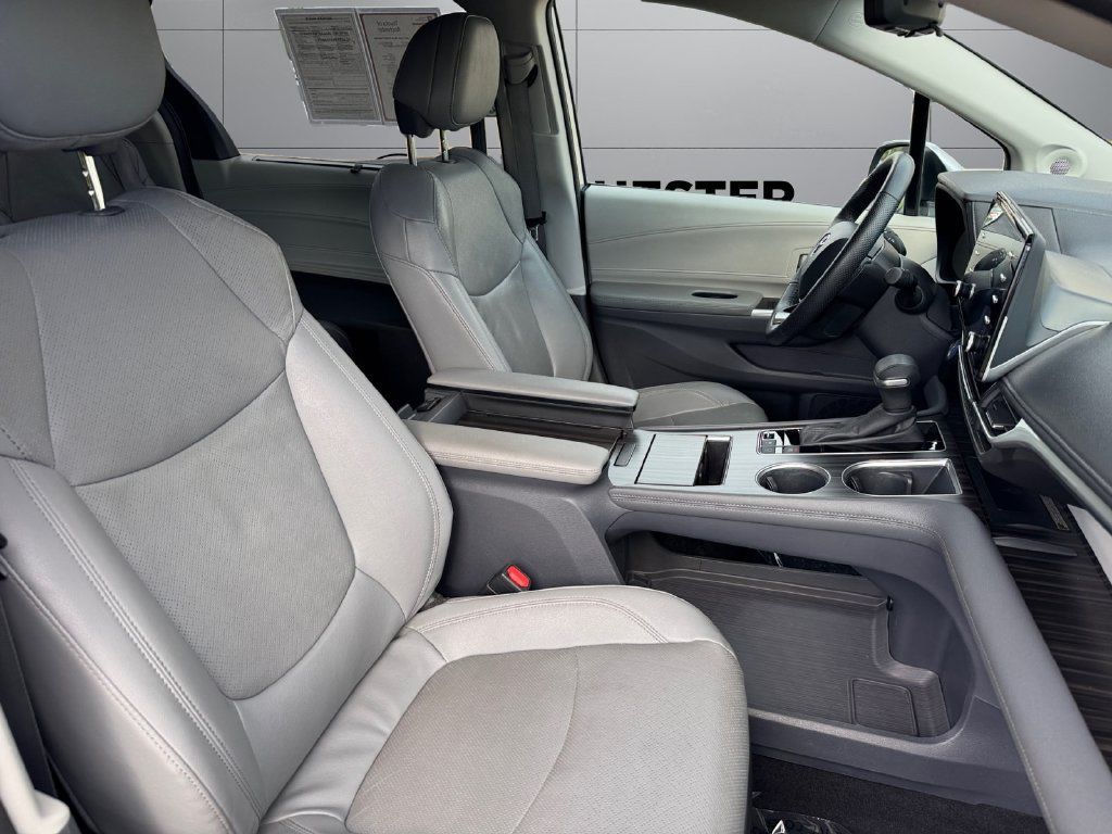 Certified 2023 Toyota Sienna Limited AWD/4WD image 17