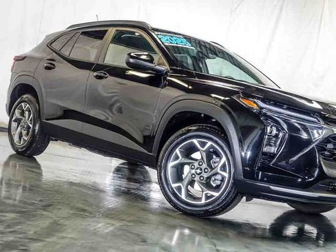 Used 2025 Chevrolet Trax LT w/ Driver Confidence Package FWD image 5