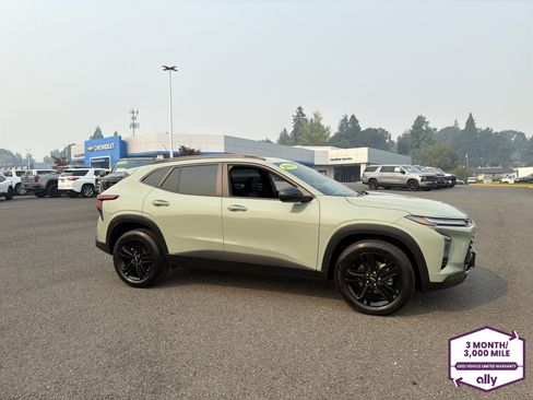 Used 2025 Chevrolet Trax ACTIV w/ Sunroof Package FWD image 7