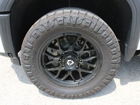 Used 2024 GMC Sierra 2500 AT4 w/ AT4 Premium Plus Package AWD/4WD image 11