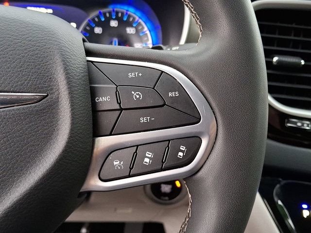 Used 2023 Chrysler Pacifica Touring-L FWD image 22