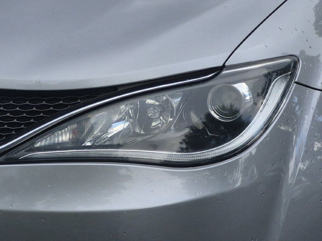 Used 2020 Chrysler Pacifica Touring-L FWD image 10