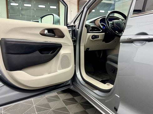 Used 2019 Chrysler Pacifica Touring Plus w/ Advanced Safetytec Group image 7