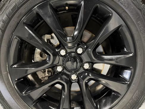 Used 2018 Jeep Grand Cherokee Altitude AWD/4WD image 10