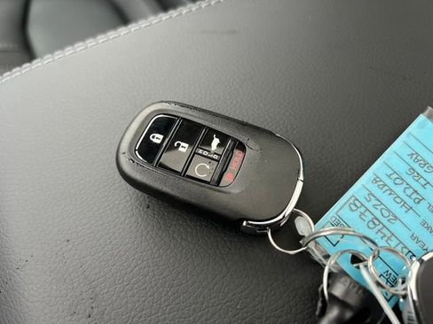 New 2025 Honda Pilot Touring image 31