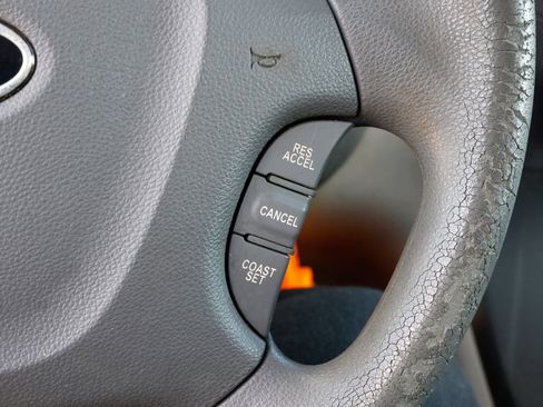 Used 2012 Kia Sedona LX image 26