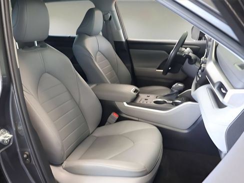 Used 2023 Toyota Highlander XLE FWD image 20