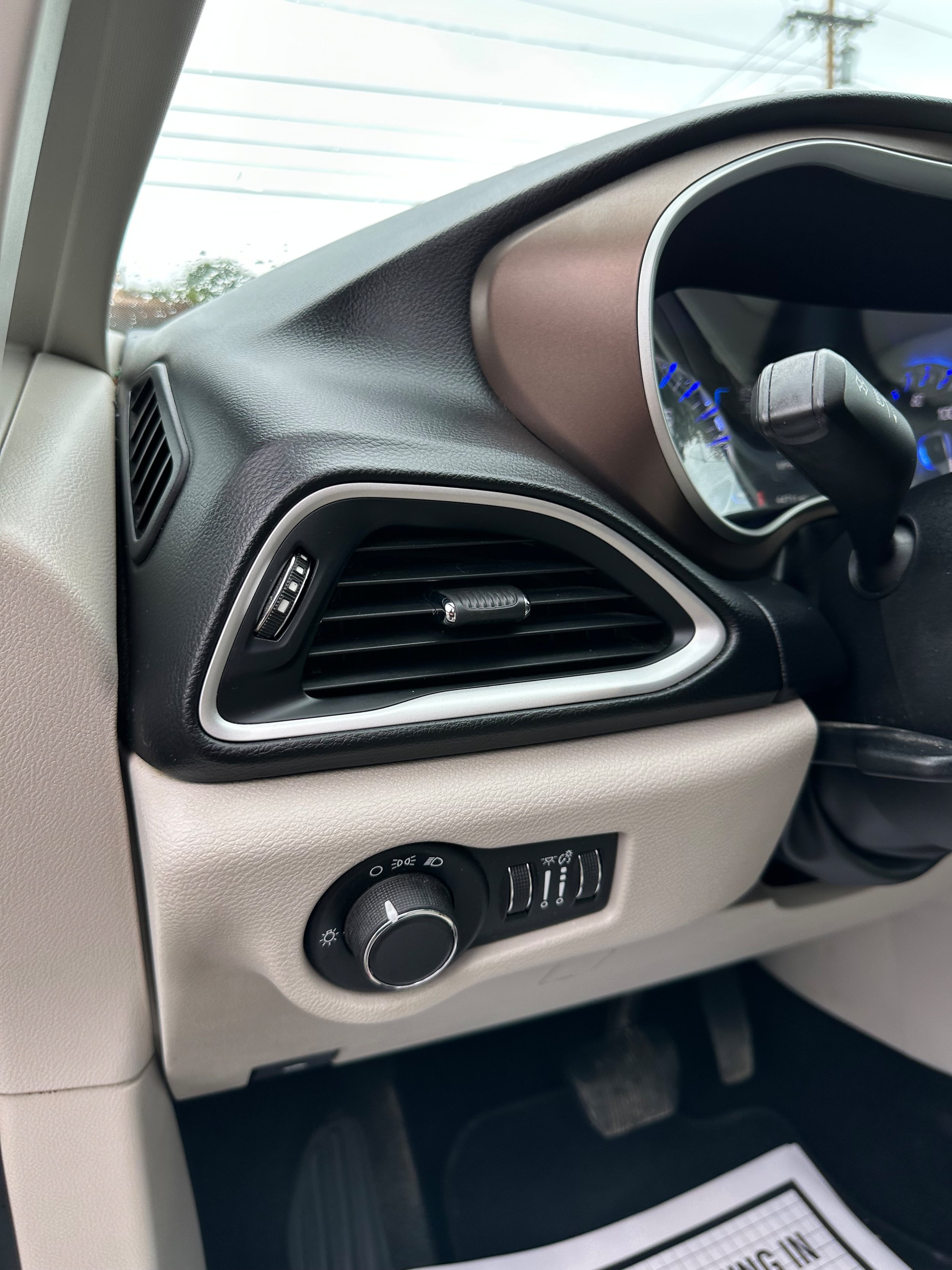 Used 2017 Chrysler Pacifica LX FWD image 10