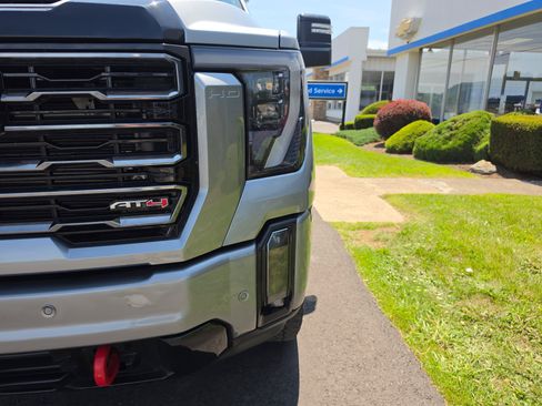 Used 2024 GMC Sierra 2500 AT4 w/ Technology Package AWD/4WD image 10