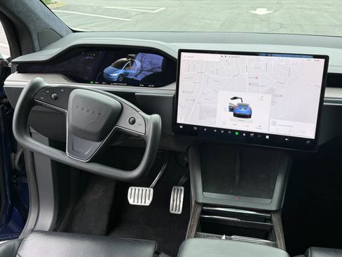 Used 2022 Tesla Model X image 18