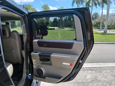 Used 2003 HUMMER H2 w/ Preferred Equipment Group image 31