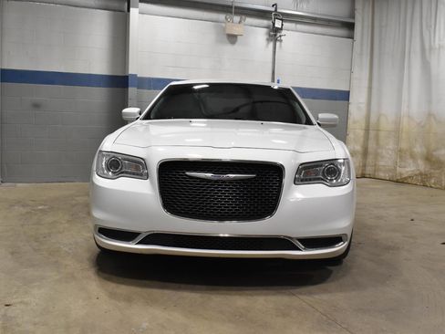 Used 2019 Chrysler 300 Touring L w/ Quick Order Package 22F image 29