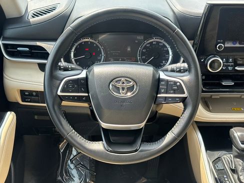 Used 2025 Toyota Highlander XLE AWD/4WD image 14