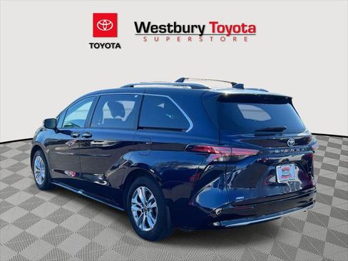 Certified 2024 Toyota Sienna Limited image 10
