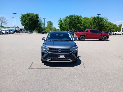 Used 2024 Volkswagen Taos SE image 3