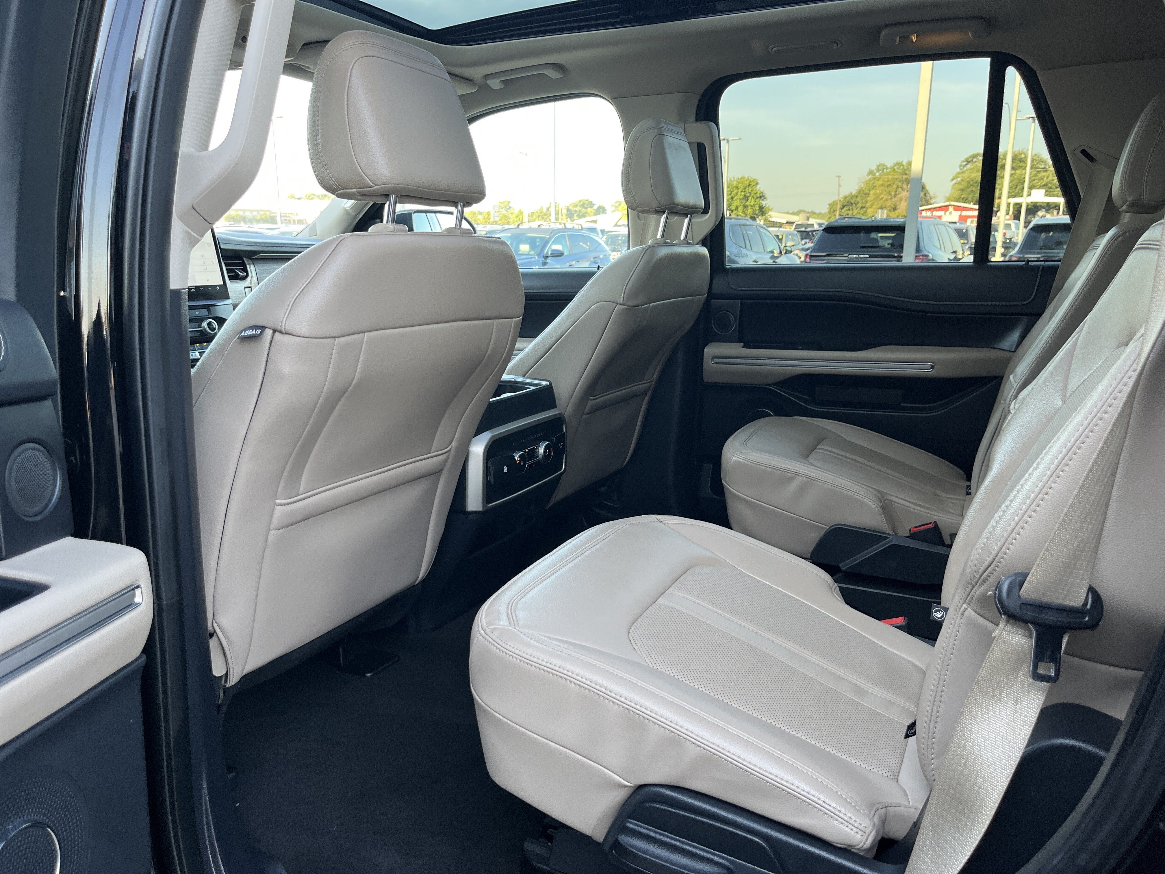 Used 2024 Ford Expedition Limited AWD/4WD image 11