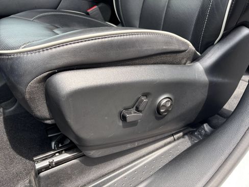 Used 2025 Chrysler Pacifica Limited FWD image 22